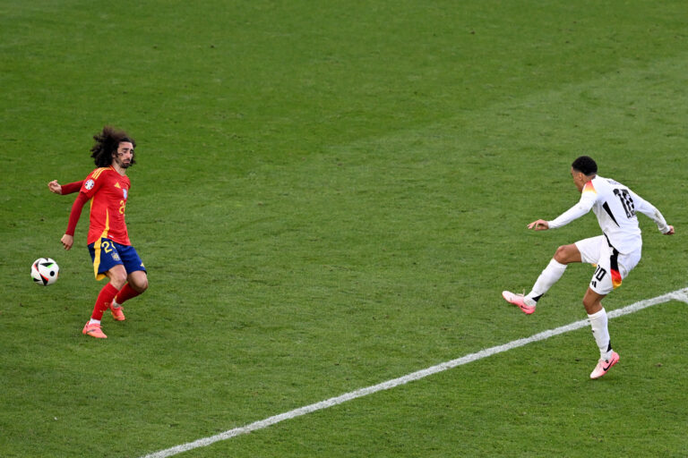 05.07.2024, Baden-Württemberg, Stuttgart: Fußball, UEFA Euro 2024, EM, Spanien - Deutschland, Finalrunde, Viertelfinale, Stuttgart Arena, Spaniens Marc Cucurella (l) bekommt den Schuss von Jamal Musiala an die Hand. Foto: Bernd Weißbrod/dpa +++ dpa-Bildfunk +++ (KEYSTONE/DPA/Bernd Weißbrod)