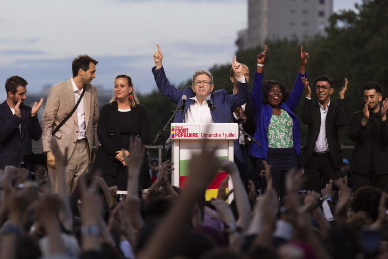 epa11465995 Leader of La France Insoumise (LFI) Jean-Luc Melenchon (C), flanked by LFI members, speaks after the announcement of the results of the second round of the legislative elections in Paris, France, 07 July 2024. France voted in the second round of the legislative elections on 07 July. According to the first official results, the left-wing New Popular Front (Nouveau Front populaire, NFP) was ahead of President Macron's party and Le Pen's far-right National Rally (RN). (KEYSTONE/EPA/ANDRE PAIN)