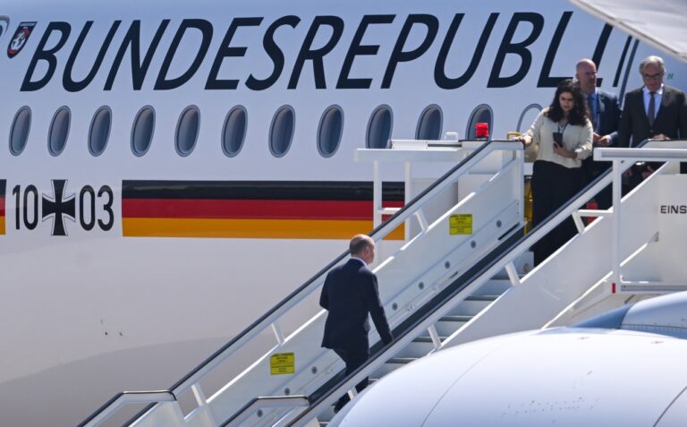 09.07.2024, Brandenburg, Schönefeld: Bundeskanzler Olaf Scholz (SPD, l) geht über die Gangway zu einer Maschine der Flugbereitschaft, um zum NATO-Gipfel nach Washington zu reisen. Foto: Britta Pedersen/dpa +++ dpa-Bildfunk +++ (KEYSTONE/DPA/Britta Pedersen)