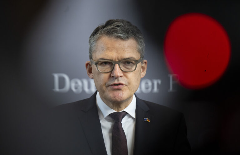 ARCHIV - 16.10.2023, Berlin: Roderich Kiesewetter (CDU), stellvertretender Vorsitzender des Parlamentarischen Kontrollgremiums spricht vor Beginn der öffentlichen Anhörung im Bundestag mit den Medienvertretern. (zu dpa: «Verteidigungsexperte: Deutschland muss Nachrichtendienste stärken») Foto: Monika Skolimowska/dpa +++ dpa-Bildfunk +++ (KEYSTONE/DPA/Monika Skolimowska)