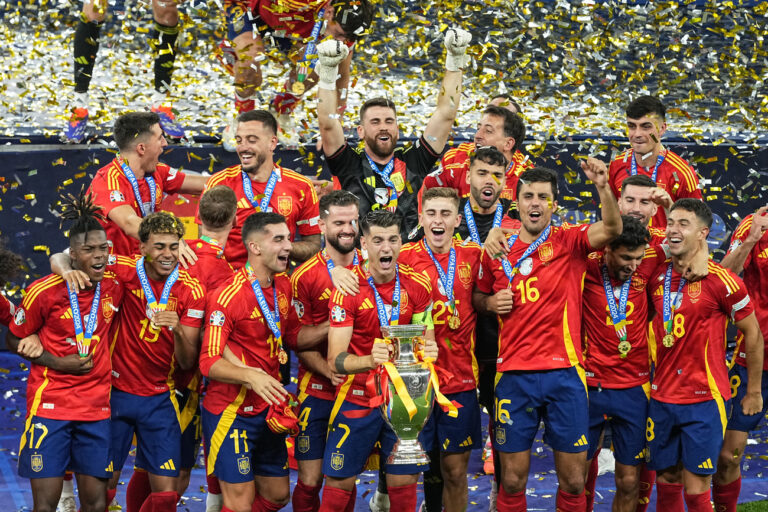 14.07.2024, Berlin: Fußball: EM, Spanien - England, Finalrunde, Finale, Olympiastadion Berlin, Spaniens Spieler jubeln mit dem Pokal. Foto: Michael Kappeler/dpa +++ dpa-Bildfunk +++ (KEYSTONE/DPA/Michael Kappeler)