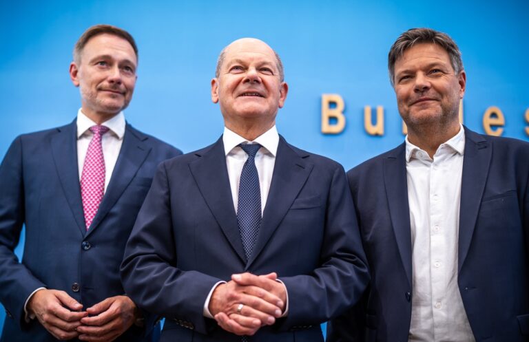 ARCHIV - 05.07.2024, Berlin: Bundeskanzler Olaf Scholz (SPD,M) Robert Habeck (Bündnis 90/Die Grünen , r), Bundesminister für Wirtschaft und Klimaschutz, und Christian Lindner (FDP), Bundesminister der Finanzen, nehmen an einer Pressekonferenz zum Haushaltsplan 2025 teil. Die Koalitionsparteien haben sich auf einen Entwurf zum Haushalt geeinigt. (zu dpa: «Trotz Milliardenlochs: Kabinett soll Haushalt beschließen») Foto: Michael Kappeler/dpa +++ dpa-Bildfunk +++ (KEYSTONE/DPA/Michael Kappeler)