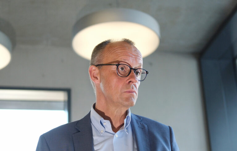 19.07.2024, Sachsen, Dresden: Friedrich Merz, Bundesvorsitzender der CDU, steht im Foyer des Pharmakonzerns GlaxoSmithKline (GSK). Merz besichtigt bei seinem Besuch die Impfstoffproduktion und nimmt an einer hybriden Townhall mit der deutschlandweiten Belegschaft des Unternehmens teil. Foto: Sebastian Willnow/dpa +++ dpa-Bildfunk +++ (KEYSTONE/DPA/Sebastian Willnow)