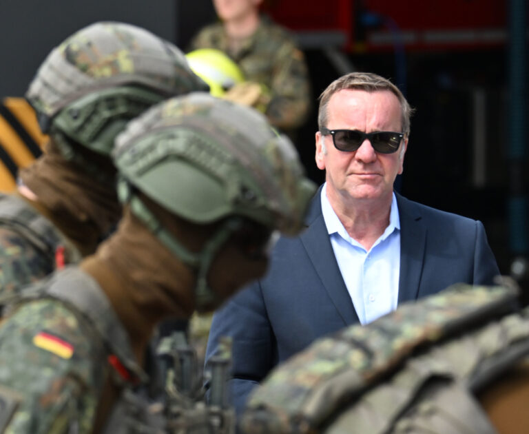 22.07.2024, Baden-Württemberg, Bruchsal: Bundesverteidigungsminister Boris Pistorius (SPD) besucht das Bundeswehr ABC-Abwehrkommando in Bruchsal in der General-Dr. Speidel-Kaserne. Foto: Uli Deck/dpa +++ dpa-Bildfunk +++ (KEYSTONE/DPA/Uli Deck)