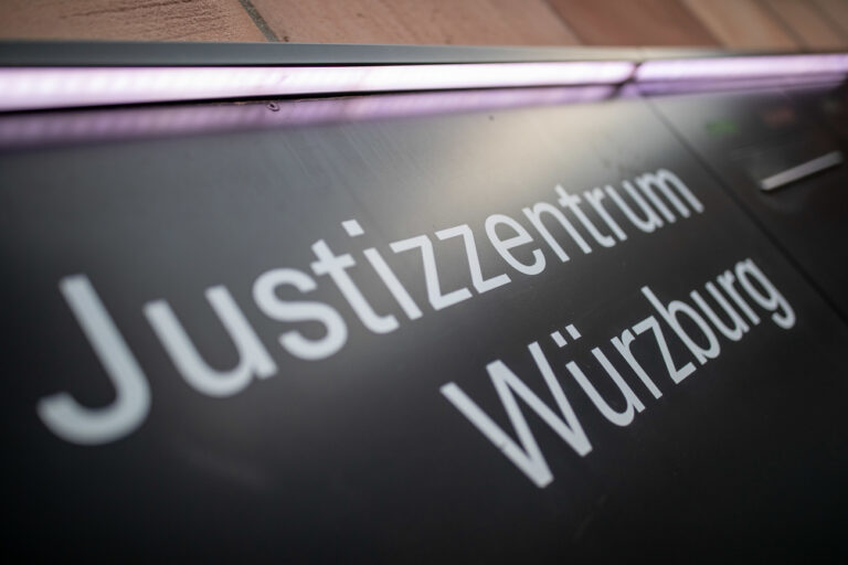 ARCHIV - 05.03.2020, Bayern, Würzburg: «Justizzentrum Würzburg» steht auf einem Schild im Eingangsbereich zum Landgericht. (zu dpa: «Mann vor Club getötet - Anklage fordert zwölf Jahre Haft») Foto: Daniel Karmann/dpa +++ dpa-Bildfunk +++ (KEYSTONE/DPA/Daniel Karmann)