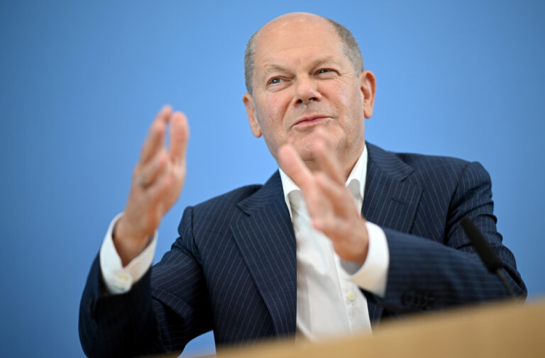 24.07.2024, Berlin: Bundeskanzler Olaf Scholz (SPD) äußert sich auf seiner Sommer-Pressekonferenz in der Bundespressekonferenz zu aktuellen Themen der Innen- und Außenpolitik. (zu dpa: «Scholz zu irregulärer Migration: «Die Zahlen müssen runter»») Foto: Britta Pedersen/dpa +++ dpa-Bildfunk +++ (KEYSTONE/DPA/Britta Pedersen)