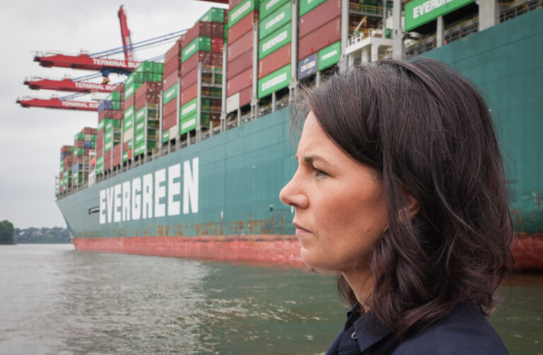 26.07.2024, Hamburg: Annalena Baerbock (Bündnis 90/Die Grünen), Außenministerin, unterhält sich auf dem Heck der Barkasse 