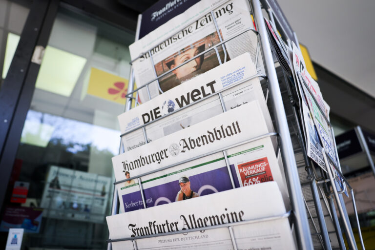 31.07.2024, Hamburg: Die letzte Ausgabe der Zeitung «Hamburger Abendblatt» im bekannten Format ist an einem Zeitungskiosk zwischen anderen Zeitungen zu sehen. Ab dem 01. August erscheint das Hamburger Abendblatt in einem neuen und kleineren Format. Foto: Christian Charisius/dpa +++ dpa-Bildfunk +++ (KEYSTONE/DPA/Christian Charisius)