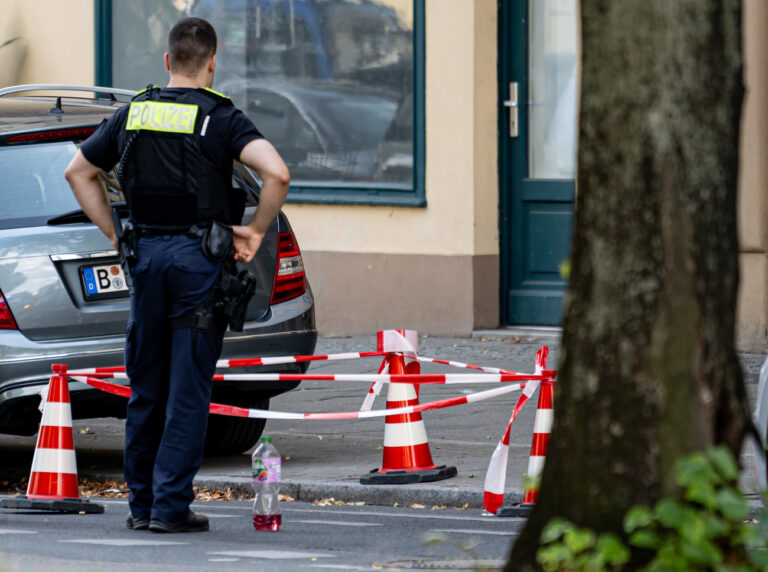 01.08.2024, Berlin: Ein Polizist steht an einer kleinen abgesperrten Fläche in der Nähe vom U-Bahnhof Mierendorffplatz nach einem Polizeieinsatz. Polizisten haben in Berlin-Charlottenburg auf eine Frau geschossen. Nach ersten Erkenntnissen der Polizei soll es sich um eine «verhaltensauffällige Person» gehandelt haben. Sie sei verletzt worden, sagte ein Polizeisprecher. Foto: Fabian Sommer/dpa +++ dpa-Bildfunk +++ (KEYSTONE/DPA/Fabian Sommer)