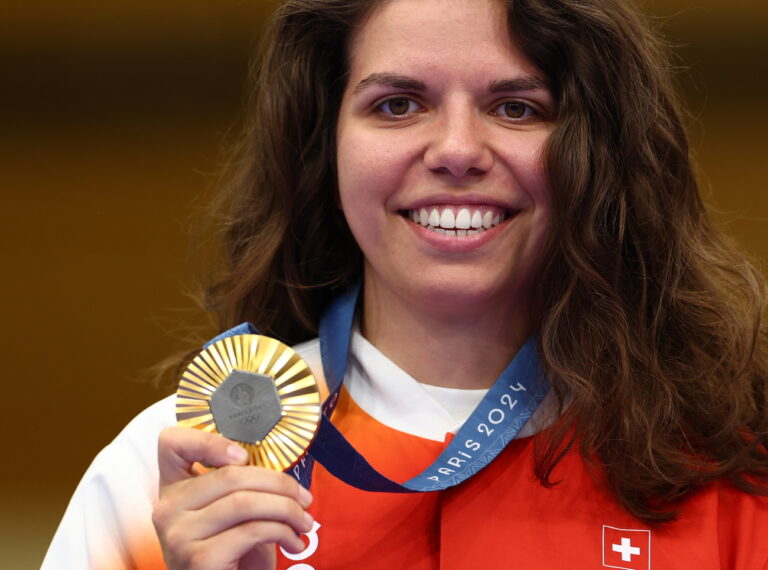 epa11517976 Gold medalist Chiara Leone of Switzerland ..poses during the medal ceremony for the 50m Rifle 3 Positions Women event of the Shooting competitions in the Paris 2024 Olympic Games at the Shooting centre in Chateauroux, France, 02 August 2024. EPA/VASSIL DONEV