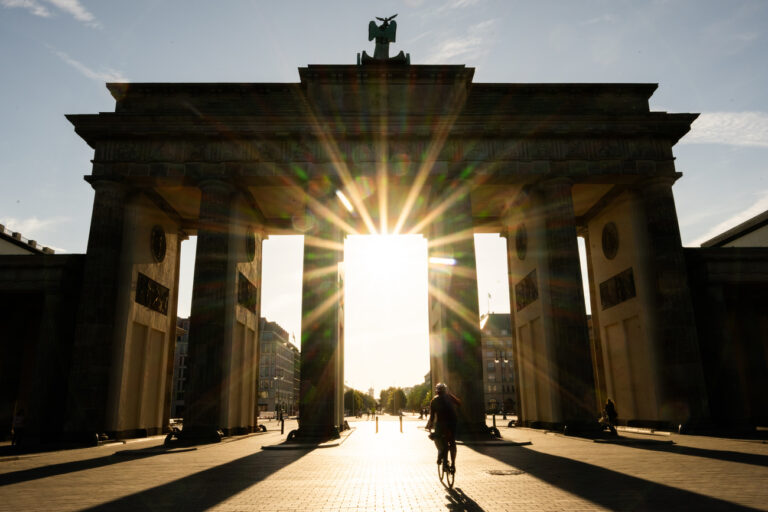 dpatopbilder - 11.08.2024, Berlin: Die Sonne geht hinter dem Brandenburger Tor auf. Foto: Christophe Gateau/dpa +++ dpa-Bildfunk +++ (KEYSTONE/DPA/Christophe Gateau)