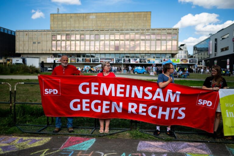 16.08.2024, Thüringen, Gera: Anhänger der SPD Gera halten einen Banner bei einer Gegendemonstration des Aktionsbündnisses «Gera gegen Rechts» nahe einer Wahlkampfveranstaltung der AfD Thüringen vor dem Kultur- und Kongresszentrum. Thüringen wählt am 01.09.2024 einen neuen Landtag. Foto: Jacob Schröter/dpa +++ dpa-Bildfunk +++ (KEYSTONE/DPA/Jacob Schröter)