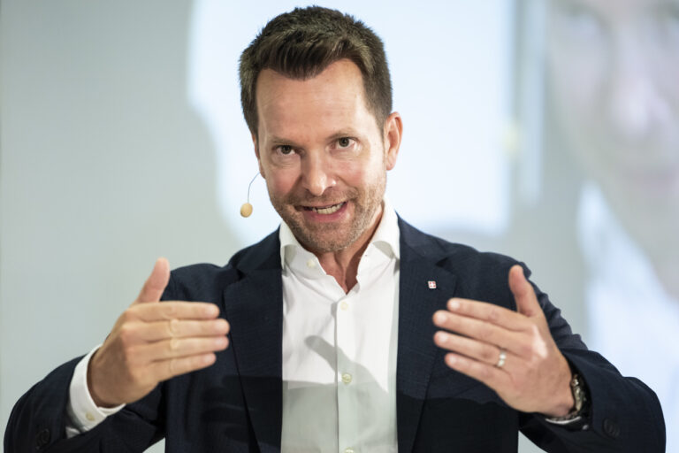 Nationalrat und SVP Asylchef Pascal Schmid, TG, nimmt an einer Podiumsdiskussion zur geplanten Grenzschutzinitiative teil, an der Delegiertenversammlung der SVP Schweiz, am Samstag, 17. August 2024 in Leuk. (KEYSTONE/Alessandro della Valle)