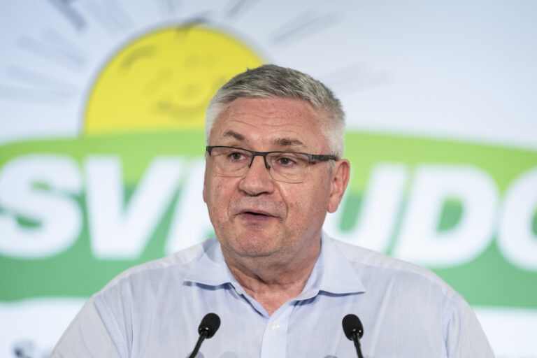 SVP Nationalrat Andreas Glarner, SVP-AG, empfiehlt Annahme der Aenderung des Bundesgesetzes ueber die Reform der beruflichen Vorsorge BVG, welche am 22. September 2024 zur Eidgenoesschen Abstimmung kommt, an der Delegiertenversammlung der SVP Schweiz, am Samstag, 17. August 2024 in Leuk. (KEYSTONE/Alessandro della Valle)