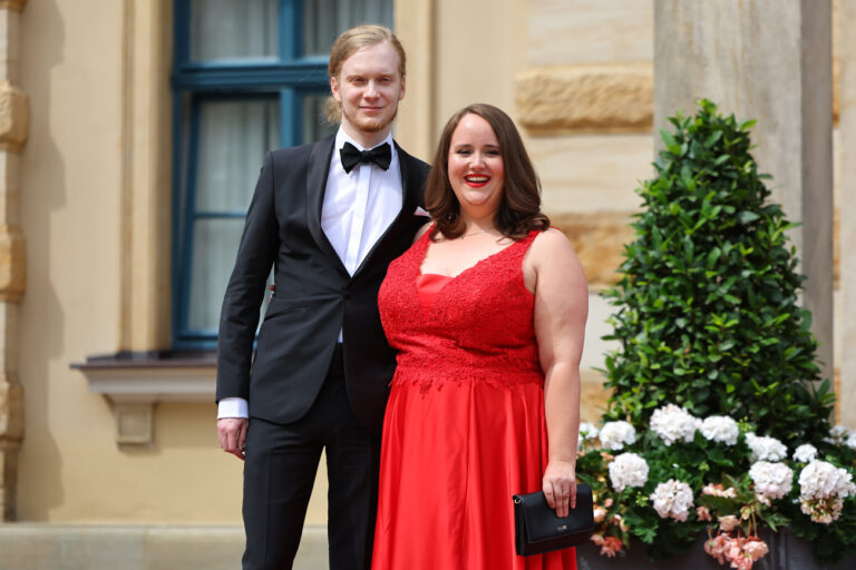 ARCHIV - 25.07.2024, Bayern, Bayreuth: Ricarda Lang, Bundesvorsitzende von Bündnis 90/Die Grünen, und ihr Lebensgefährte Florian Wilsch kommen zur Eröffnung der Bayreuther Festspiele, mit der Premiere einer Neuproduktion von Richard Wagners «Tristan und Isolde» in einer Inszenierung von Regisseur Thorleifur Orn Arnarsson. (zu dpa: ««Bild»: Grünen-Chefin Ricarda Lang hat geheiratet») Foto: Daniel Karmann/dpa +++ dpa-Bildfunk +++ (KEYSTONE/DPA/Daniel Karmann)