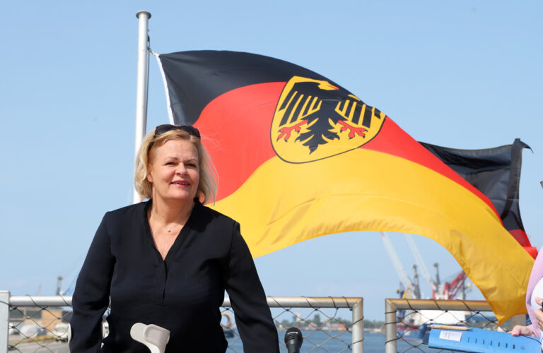 19.08.2024, Mecklenburg-Vorpommern, Rostock: Nancy Faeser (SPD), Bundesinnenministerin, stellt bei einem Pressetermin an Bord des Grenzschutzschiffes der Bundespolizei «Neustadt» im Überseehafen den Jahresbericht der Bundespolizei vor. Im Rahmen einer «Sicherheitstour» trifft Faeser im August Polizeibeamte sowie Mitarbeiter von Rettungsdienst und Katastrophenschutz in mehreren Bundesländern. Foto: Bernd Wüstneck/dpa +++ dpa-Bildfunk +++