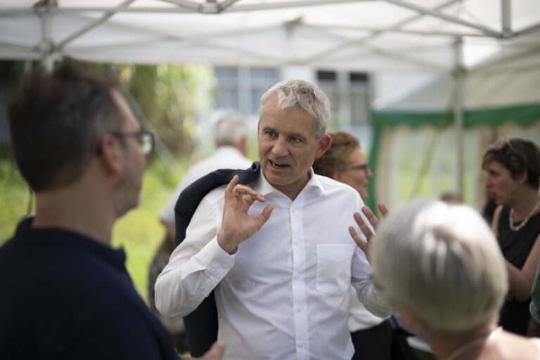 Bundesrat Beat Jans nach einem Gottesdienst fuer abgewiesene Asylsuchende des Ausreisezentrum Flueeli in Valzeina und Dorfbewohner, am Samstag, 24. August 2024, in Seewis. Die Pfarrei hatte Jans eingeladen. Ziel des jaehrlich stattfindenen Gottesdienstes ist es, ein Austausch zwischen der Bevoelkerung und den Fluechtlingen zu ermoeglichen. (KEYSTONE/Gian Ehrenzeller)