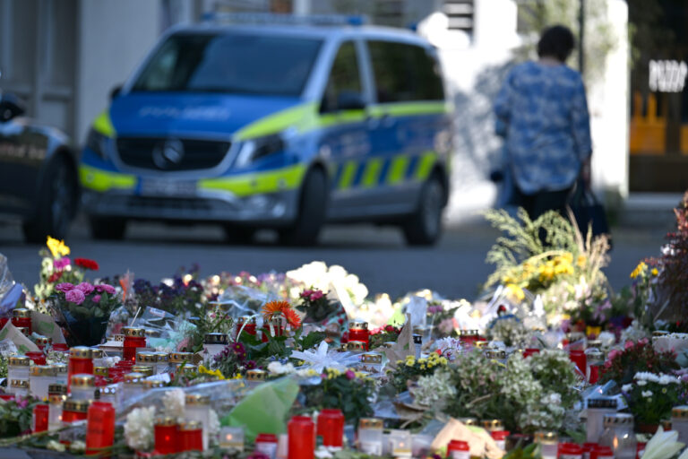 28.08.2024, Nordrhein-Westfalen, Solingen: Blumen und Kerzen sind in der Nähe des Tatortes abgelegt worden. Am Freitagabend waren bei einem Stadtfest im nordrhein-westfälischen Solingen drei Menschen mit einem Messer getötet worden. Acht Menschen wurden verletzt, vier davon schwer. Mutmaßlicher Täter ist ein 26-jähriger Syrer, der inzwischen in Untersuchungshaft sitzt. Foto: Federico Gambarini/dpa +++ dpa-Bildfunk +++ (KEYSTONE/DPA/Federico Gambarini)