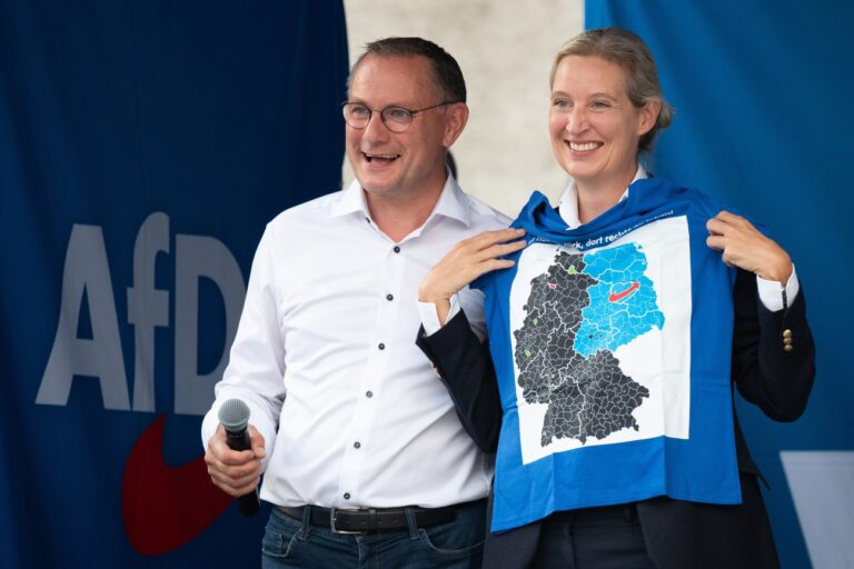 30.08.2024, Sachsen, Görlitz: Alice Weidel (r), AfD-Bundesvorsitzende, hält auf einer Wahlkampfveranstaltung ihrer Partei auf dem Marienplatz ein T-Shirt mit der Aufschrift «Ich habe das Glück, dort rechts zu leben» neben Tino Chrupalla, AfD-Bundesvorsitzender und Fraktionsvorsitzender der AfD. Foto: Sebastian Kahnert/dpa +++ dpa-Bildfunk +++ (KEYSTONE/DPA/Sebastian Kahnert)