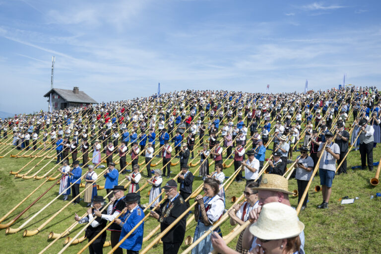 Der Weltreckord ist mit 1006 Alphornblaeser geglueckt, anlaesslich eines Alphorn Weltrekordversuchs mit ueber 1000 Alphornblaeser beim Klewenalp Festival am Samstag, 31. August 2024 auf der Klewenalp ob Beckenried im Kanton Nidwalden. Fuer den Guinness Alphorn Weltrekord haetten 555 Alphornblaser gereicht, es hatten sich aber ueber 1000 Alphornblaeser angemeldet. (KEYSTONE/Urs Flueeler).