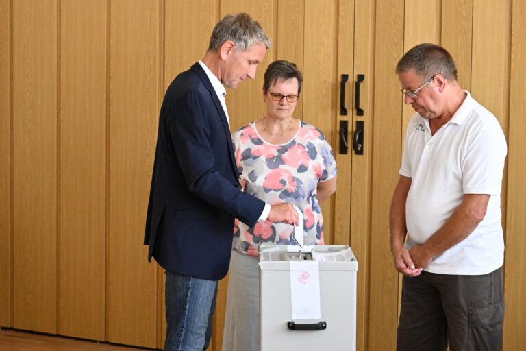 01.09.2024, Thüringen, Bornhagen: Björn Höcke (l), Spitzenkandidat der AfD zur Landtagswahl 2024 in Thüringen, wirft seinen Stimmzettel in die Wahlurne. In Thüringen findet am Sonntag die Landtagswahl statt. (zu dpa: «Spitzenkandidaten geben Stimmen ab») Foto: Swen Pförtner/dpa +++ dpa-Bildfunk +++