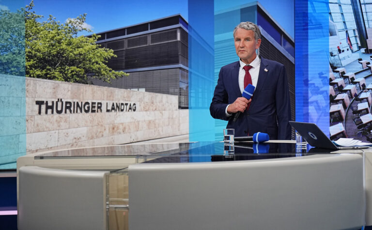 01.09.2024, Thüringen, Erfurt: Björn Höcke (AfD), Partei- und Fraktionsvorsitzender der AfD in Thüringen und Spitzenkandidat, steht im ARD-Fernsehstudio. In Thüringen fand am Sonntag die Landtagswahl statt. Foto: Michael Kappeler/dpa +++ dpa-Bildfunk +++ (KEYSTONE/DPA/Michael Kappeler)