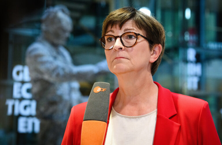 01.09.2024, Berlin: Saskia Esken, Vorsitzende der SPD, äußert sich bei einem Fernsehinterview in der SPD-Zentrale, dem Willy-Brandt-Haus, zu den Landtagswahlen in Sachsen und Thüringen. Foto: Bernd von Jutrczenka/dpa +++ dpa-Bildfunk +++ (KEYSTONE/DPA/Bernd von Jutrczenka)