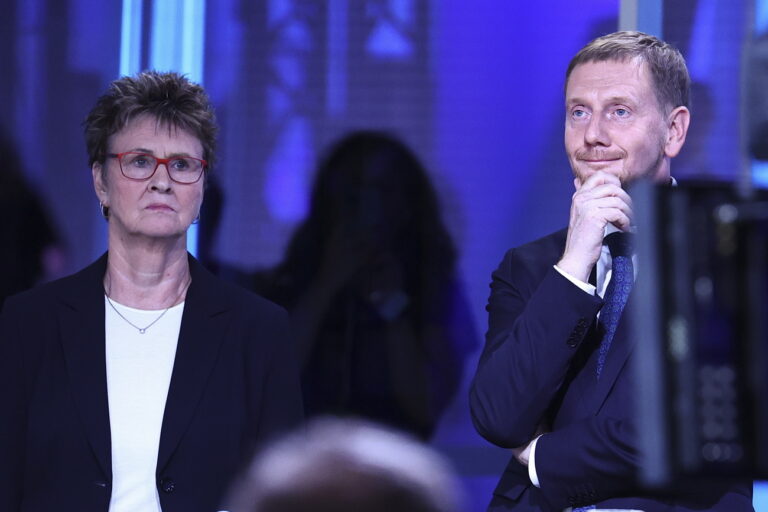 epa11578400 Lead candidate of the Sahra Wagenknecht Alliance (BSW) in Saxony Sabine Zimmermann (L) and Michael Kretschmer, Saxony Premier and chairman of the Christian Democratic Union (CDU) party attend a discussion in a TV studio during the Saxony state elections in Dresden, Germany, 01 September 2024. EPA/FILIP SINGER