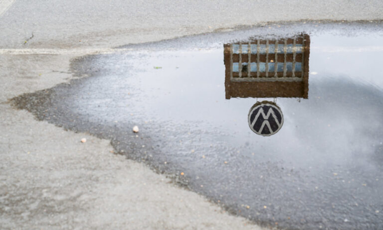 ARCHIV - 29.05.2024, Niedersachsen, Wolfsburg: Das Markenhochhaus auf dem Gelände vom VW Werk Wolfsburg spiegelt sich in einer Pfütze. Die Volkswagen AG lädt seine Aktionäre zur ordentlichen Hauptversammlung. (zu dpa: «VW will sparen: Werksschließungen und Entlassungen drohen») Foto: Julian Stratenschulte/dpa +++ dpa-Bildfunk +++ (KEYSTONE/DPA/Julian Stratenschulte)