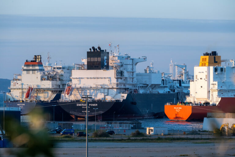 ARCHIV - 28.08.2024, Mecklenburg-Vorpommern, Mukran: Von Schleppern begleitet transportiert der LNG Tanker «Hellas Diana» eine Ladung LNG zum Energie-Terminal «Deutsche Ostsee». Auf der Insel Rügen kann Flüssigerdgas über die Regasifizierungs-Schiffe (FSRU, Floating Storage and Regasification Unit) «Energos Power» und «Neptune» angelandet und nach der Umwandlung in Gas über eine Erdgas-Anbindungsleitung nach Lubmin in das deutsche Verteilnetz eingespeist werden. (zu dpa: «LNG-Terminal «Deutsche Ostsee» startet Regelbetrieb») Foto: Stefan Sauer/dpa +++ dpa-Bildfunk +++ (KEYSTONE/DPA/Stefan Sauer)