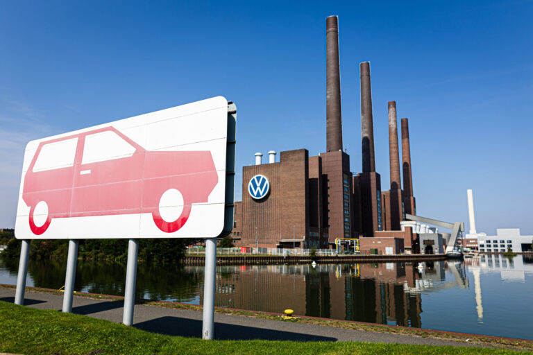 04.09.2024, Niedersachsen, Wolfsburg: Das Piktogramm eines Autos ist vor dem VW-Kraftwerk auf dem Gel‰nde vom Volkswagen Stammwerk zu sehen. Volkswagen hat angek¸ndigt, wegen der angespannten Lage der Kernmarke den Sparkurs zu versch‰rfen. Auch betriebsbedingte K¸ndigungen und Werksschlieﬂungen kˆnnten nicht l‰nger ausgeschlossen werden. Foto: Moritz Frankenberg/dpa +++ dpa-Bildfunk +++ (KEYSTONE/DPA/Moritz Frankenberg)