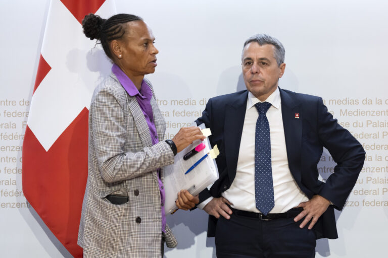 Bundesrat Ignazio Cassis, rechts, diskutiert mit Patrizia Danzi, Direktorin der Direktion fuer Entwicklung und Zusammenarbeit (DEZA), am Ende einer Medienkonferenz, am Mittwoch, 4. September 2024, in Bern. (KEYSTONE/Peter Klaunzer)