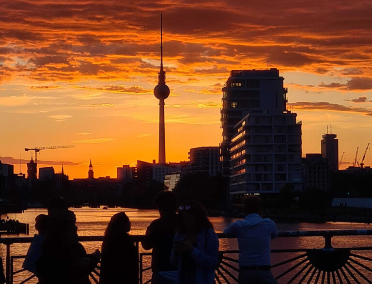 ARCHIV - 15.06.2024, Berlin: Menschen betrachten auf der Oberbaumbrücke den Sonnenuntergang über der Spree. Im Hintergrund ist der Fernsehturm zu sehen. (zu dpa: ««Läuft nicht alles rund» - Ironische Kampagne für Berlin») Foto: Sophia Weimer/dpa +++ dpa-Bildfunk +++ (KEYSTONE/DPA/Sophia Weimer)