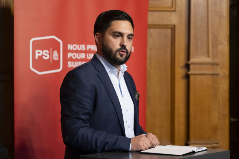 Cedric Wermuth, Nationalrat AG und Co-Praesident SP Schweiz spricht waehrend einer Medienkonferenz der SP zur Vorstellung des Berichts ueber die Vorschlaege, der von Bundesraetin Karin Keller-Sutter eingesetzten Expertengruppe, bezueglich der Senkung der Ausgaben der Bundesverwaltung, am Donnerstag, 5. September 2024, im Zimmer 1 des Bundeshauses in Bern. (KEYSTONE/Anthony Anex)