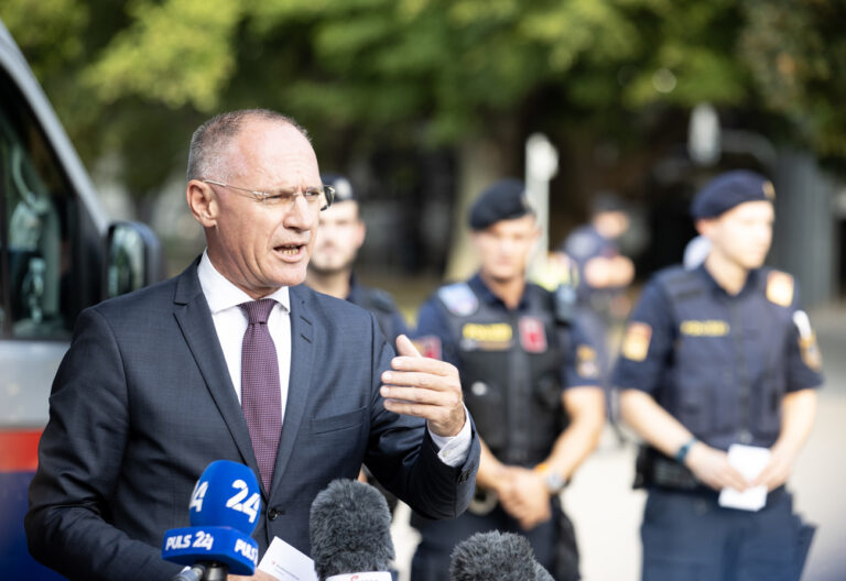 ABD0223_20240905 - WIEN - ÖSTERREICH: Innenminister Gerhard Karner (ÖVP) am Donnerstag, 05. September 2024 im Rahmen eines Lokalaugenscheins am Praterstern in Wien. - FOTO: APA/TOBIAS STEINMAURER