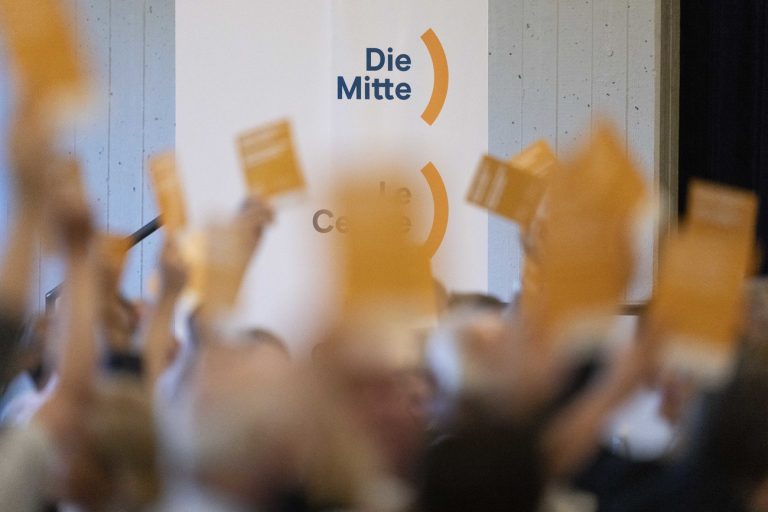 Die Delegierten stimmen ueber die Parole zur einheitlichen Finanzierung von Gesundheitsleistungen ab, anlaesslich der Delegiertenversammlung der Mitte Partei Schweiz vom Samstag, 7. September 2024 in Wettingen. (KEYSTONE/Gaetan Bally)