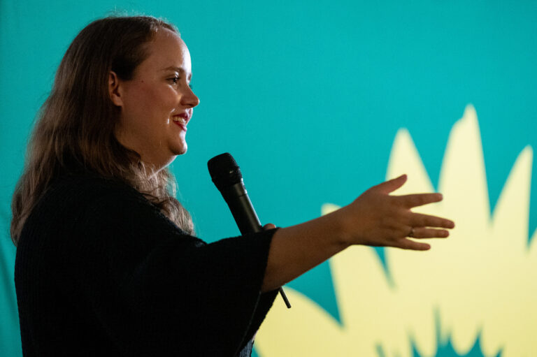 09.09.2024, Brandenburg, Falkensee: Ricarda Lang (Bündnis 90/Die Grünen), Bundesvorsitzende, spricht bei einer Wahlkampfveranstaltung in Brandenburg. Die Wahl zum Landtag Brandenburgs findet am 22. September 2024 statt. Foto: Christophe Gateau/dpa +++ dpa-Bildfunk +++ (KEYSTONE/DPA/Christophe Gateau)