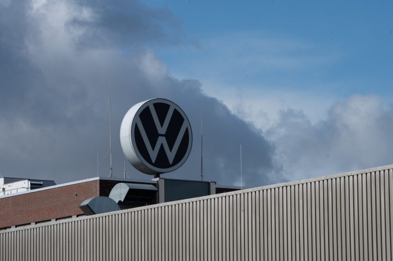 11.09.2024, Niedersachsen, Emden: Das Unternehmens-Logo auf einem Gebäude des Volkswagen-Werks. VW will seine Sparpläne verschärfen. Es drohen auch Werksschließungen. Niedersachsens Ministerpräsident Weil hat am VW-Standort in Emden mit Arbeitnehmervertretern über die Lage gesprochen. Foto: Alicia Windzio/dpa +++ dpa-Bildfunk +++ (KEYSTONE/DPA/Alicia Windzio)