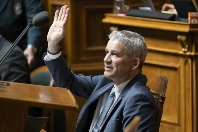 Bundesrat Beat Jans winkt im Nationalrat an der Herbstsession der Eidgenoessischen Raete, am Donnerstag, 12. September 2024, in Bern. (KEYSTONE/Peter Schneider)