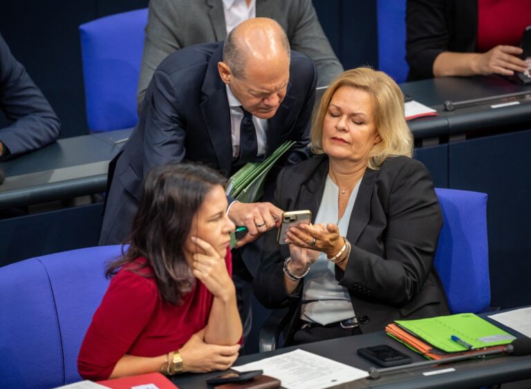 dpatopbilder - 12.09.2024, Berlin: Nancy Faeser (SPD), Bundesministerin des Innern und Heimat, spricht mit Bundeskanzler Olaf Scholz (SPD), neben Annalena Baerbock (Bündnis90/Die Grünen), Außenministerin, in der Debatte zur Ersten Lesung mehrerer Gesetzentwürfe zum Themenkomplex Zuwanderung und innere Sicherheit, dem sogenannten Sicherheitspaket der Bundesregierung. Foto: Michael Kappeler/dpa +++ dpa-Bildfunk +++ (KEYSTONE/DPA/Michael Kappeler)