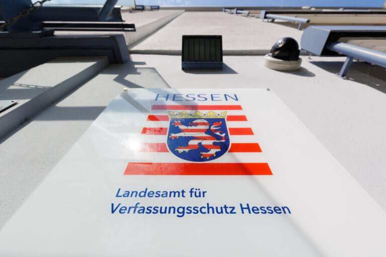 ARCHIV - 02.09.2024, Hessen, Wiesbaden: Ein Schild mit der Aufschrift «Landesamt für Verfassungsschutz Hessen» hängt am Haupthaus der Behörde. Darüber befindet sich das Wappen der Hessischen Landesregierung. (zu dpa: «Mitglieder von Burschenschaften als rechtsextrem bewertet») Foto: Lando Hass/dpa +++ dpa-Bildfunk +++ (KEYSTONE/DPA/Lando Hass)