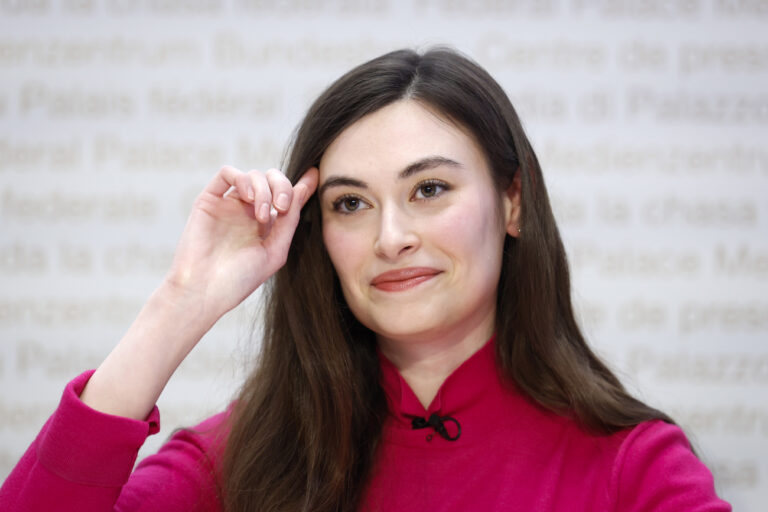 Sanija Ameti, Co-Praesidentin Operation Libero, spricht waehrend einer Medienkonferenz zur Lancierung der Europa-Initiative, am Dienstag, 2. April 2024 in Bern. (KEYSTONE/Peter Klaunzer)