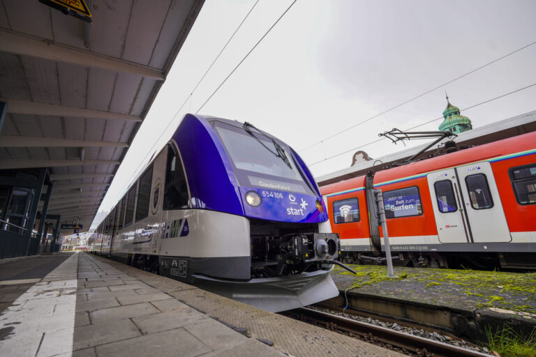 ARCHIV - 06.12.2022, Hessen, Frankfurt/Main: Der ·Wasserstoffzug· steht im Bahnhof Bad Homburg neben einer konventionellen S-Bahn. (zu dpa: «Einschränkungen im Tausnusnetz wegen fehlender Alstom-Züge») Foto: Andreas Arnold/dpa +++ dpa-Bildfunk +++ (KEYSTONE/DPA/Andreas Arnold)