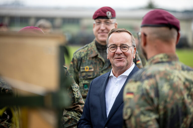 17.09.2024, Saarland, Saarlouis: Bundesminister der Verteidigung Boris Pistorius (M, SPD) besucht die Luftlandebrigade 1 in der Graf-Werder-Kaserne in Saarlouis, um sich persönlich ein Bild von ihrer Leistungsfähigkeit zu machen. Foto: Laszlo Pinter/dpa +++ dpa-Bildfunk +++ (KEYSTONE/DPA/Laszlo Pinter)