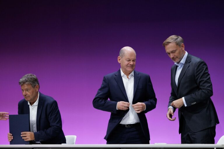 17.09.2024, Berlin: Robert Habeck (l-r, Bündnis 90/Die Grünen), Bundesminister für Wirtschaft und Klimaschutz, Bundeskanzler Olaf Scholz (SPD) und Christian Lindner (FDP), Bundesminister der Finanzen, bei einer Vertragsunterzeichnung bei dem Startup Germany Summit 2024 des Bundesministerium für Wirtschaft und Klimaschutz. Foto: Carsten Koall/dpa +++ dpa-Bildfunk +++ (KEYSTONE/DPA/Carsten Koall)