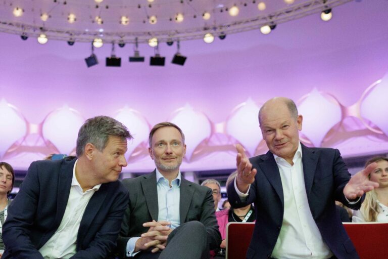 dpatopbilder - 17.09.2024, Berlin: Robert Habeck (l-r, Bündnis 90/Die Grünen), Bundesminister für Wirtschaft und Klimaschutz, Christian Lindner (FDP), Bundesminister der Finanzen, und Bundeskanzler Olaf Scholz (SPD) Christian Lindner (FDP), nehmen am Startup Germany Summit 2024 des Bundesministerium für Wirtschaft und Klimaschutz teil. Foto: Carsten Koall/dpa +++ dpa-Bildfunk +++ (KEYSTONE/DPA/Carsten Koall)