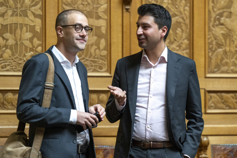 Die Nationalraete Fabian Molina, SP-ZH, rechts, und David Roth, SP-LU, sprechen an der Herbstsession der Eidgenoessischen Raete, am Mittwoch, 18. September 2024, in Bern..(KEYSTONE/Peter Schneider)