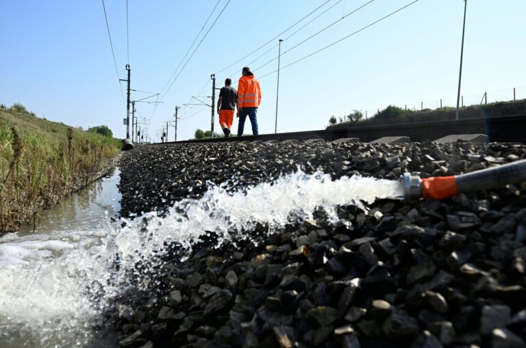 ABD0056_20240918 - ATZENBRUGG - ÖSTERREICH: Die wegen Hochwasser gesperrte neue Weststrecke aufgenommen am Mittwoch, 18. September 2024, beim Ostportal Atzenbrugger-Tunnel in Niederösterreich. - FOTO: APA/HELMUT FOHRINGER