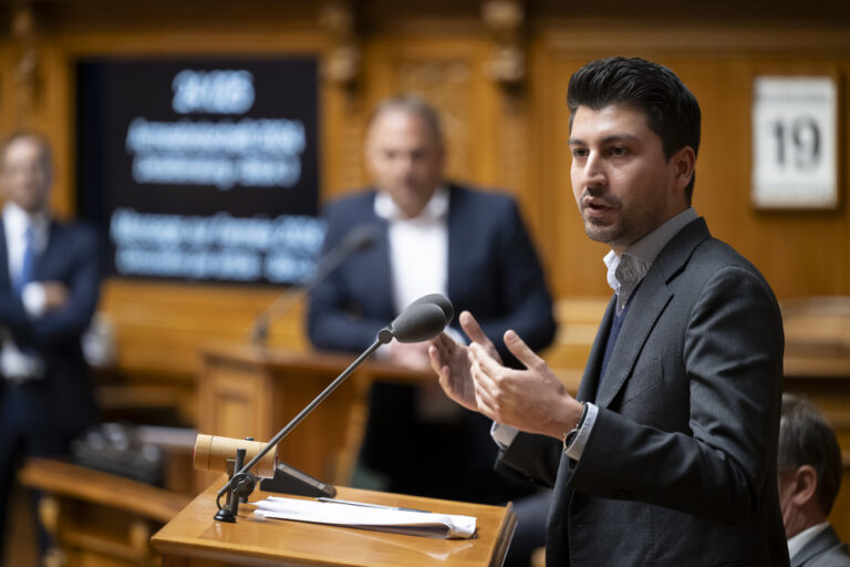 Fabian Molina, SP-ZH, spricht waehrend der Herbstsession der Eidgenoessischen Raete, am Donnerstag, 19. September 2024 im Nationalrat in Bern. (KEYSTONE/Anthony Anex)