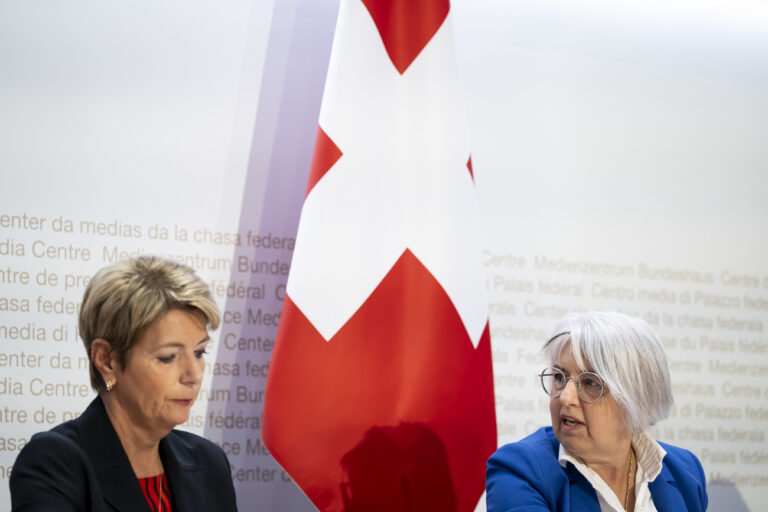 Bundesraetin Elisabeth Baume-Schneider, rechts, spricht neben Bundesraetin Karin Keller-Sutter, links, an einer Medienkonferenz zum Entlastungsprogramm fuer den Bundeshaushalt, am Freitag, 20. September 2024, im Medienzentrum Bundeshaus in Bern. (KEYSTONE/Anthony Anex)